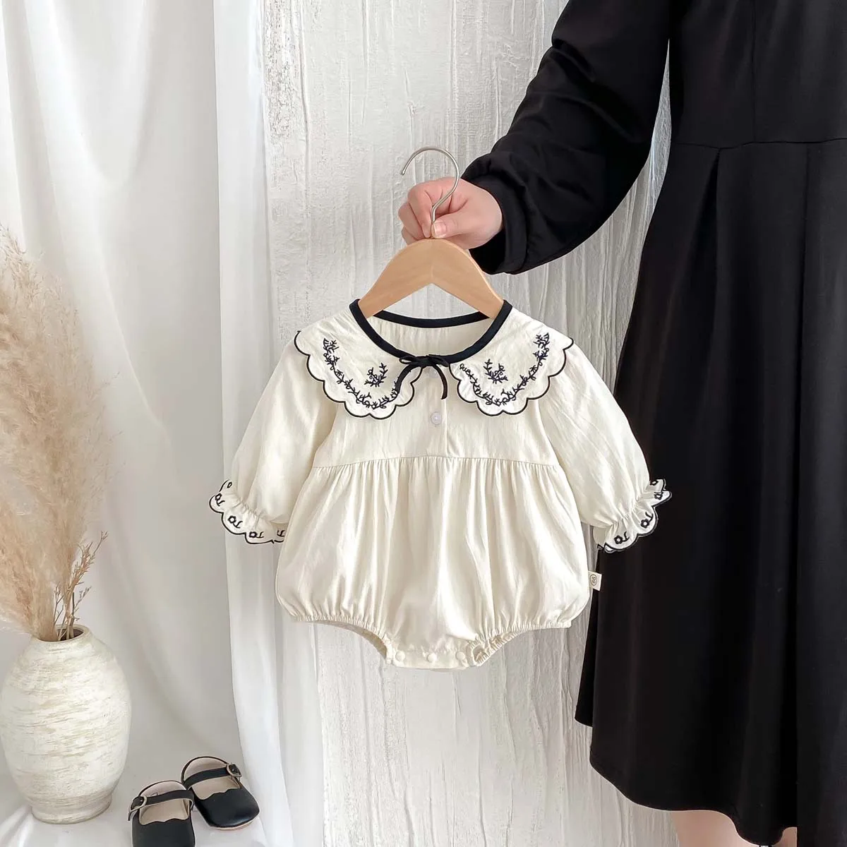 

INS new baby girl autumn clothes western-style embroidered lapel lace long sleeve baby thin jumpsuit