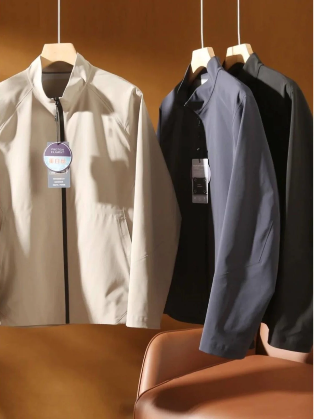 

Мужская уличная куртка с воротником-стойкой, высококачественная, новая весенняя коллекция, городской стиль, длинный рукав, на молнии, с цветным принтом.