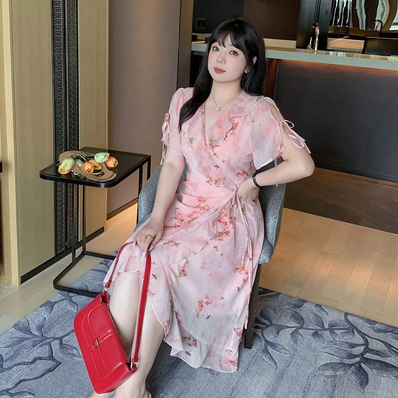 Fat mm Plus Size Damen-Sommer-Neuheitsartikel, Nischendesign, Blumenrock mit V-Ausschnitt, tailliertes, unregelmäßiges Chiffonkleid