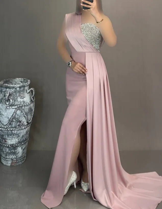 ที่กําหนดเองคุณภาพสูง Strapless ลูกปัดหนึ่งไหล่ความยาวชั้น Court รถไฟแขนกุดสูง Vestido Formatura