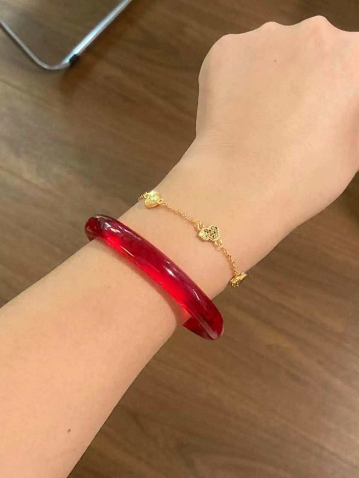 

Pure natural red crystal bracelet women's ice-type ice-transparent white moonlight bracelet.