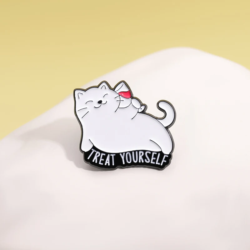 الكرتون لطيف الأبيض القط المينا دبابيس مخصصة حية هريرة علاج نفسك دبابيس ظهره التلبيب شارات مجوهرات هدية للأصدقاء