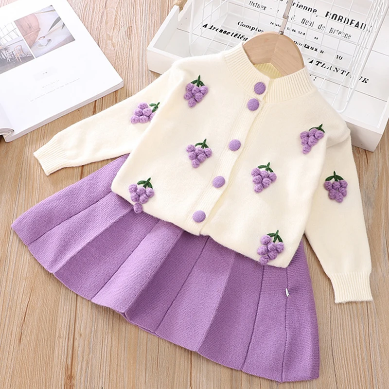 

Новинка 2023 года, осенний комплект одежды для маленьких девочек от 2 до 6 лет, вязаный кардиган с длинными рукавами, пальто + короткая юбка, детский вязаный костюм