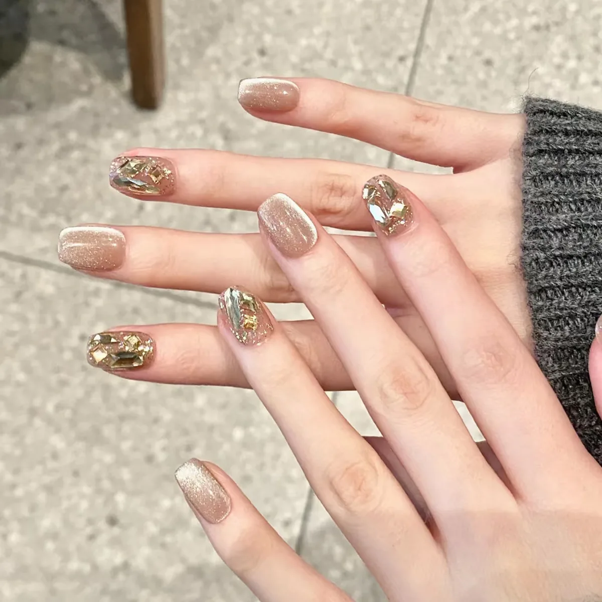 24Pcs Cat's Eye Handmade Fake Nails Tips Glitter Mid-length Oval Press on Nails Art Bow Rhinestone Design False Nail Sets