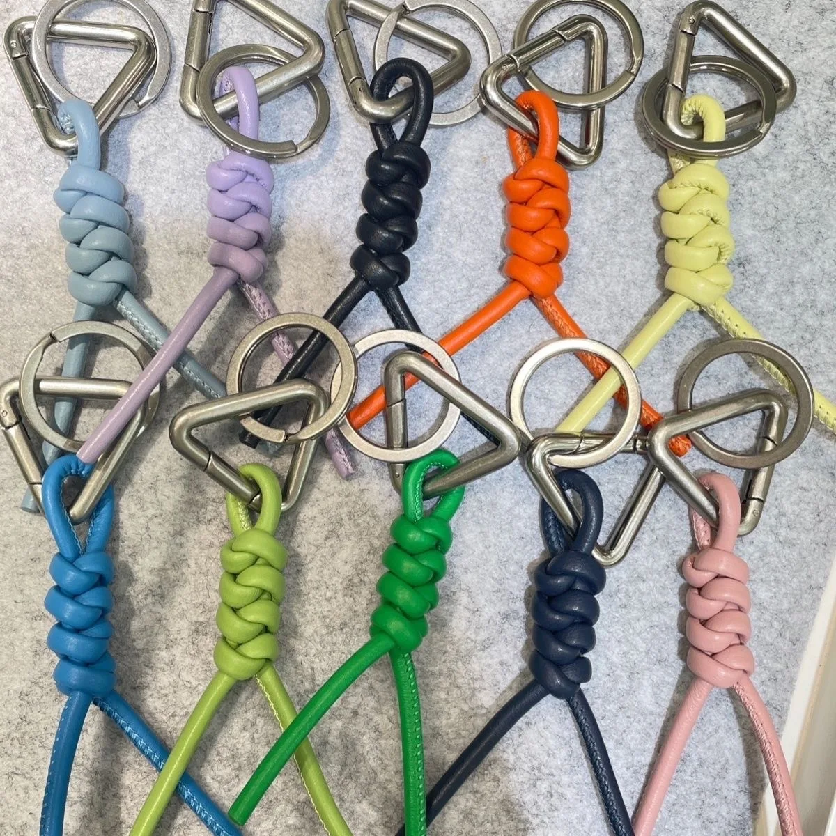 

Classic Leather Keychain Triangle Circle Intertwind Humanoid Knot Twine Leather Keychain Valentine's Day Gift Home Decoration