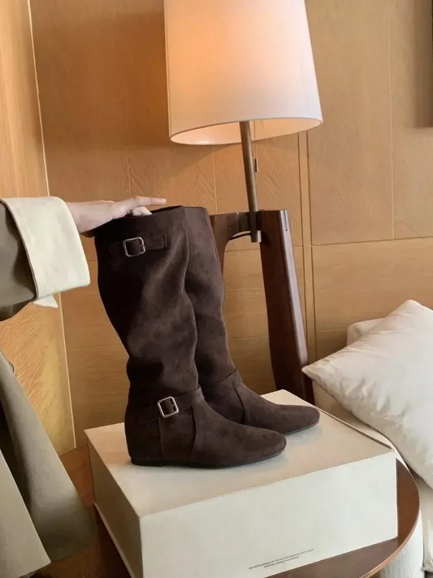 Herbstliche, runde Zehenpartie, hohe, minimalistische Stiefeletten mit stilvollem Gürtelschnallendesign. Vielseitige und praktische Westernstiefel. – Detail 4