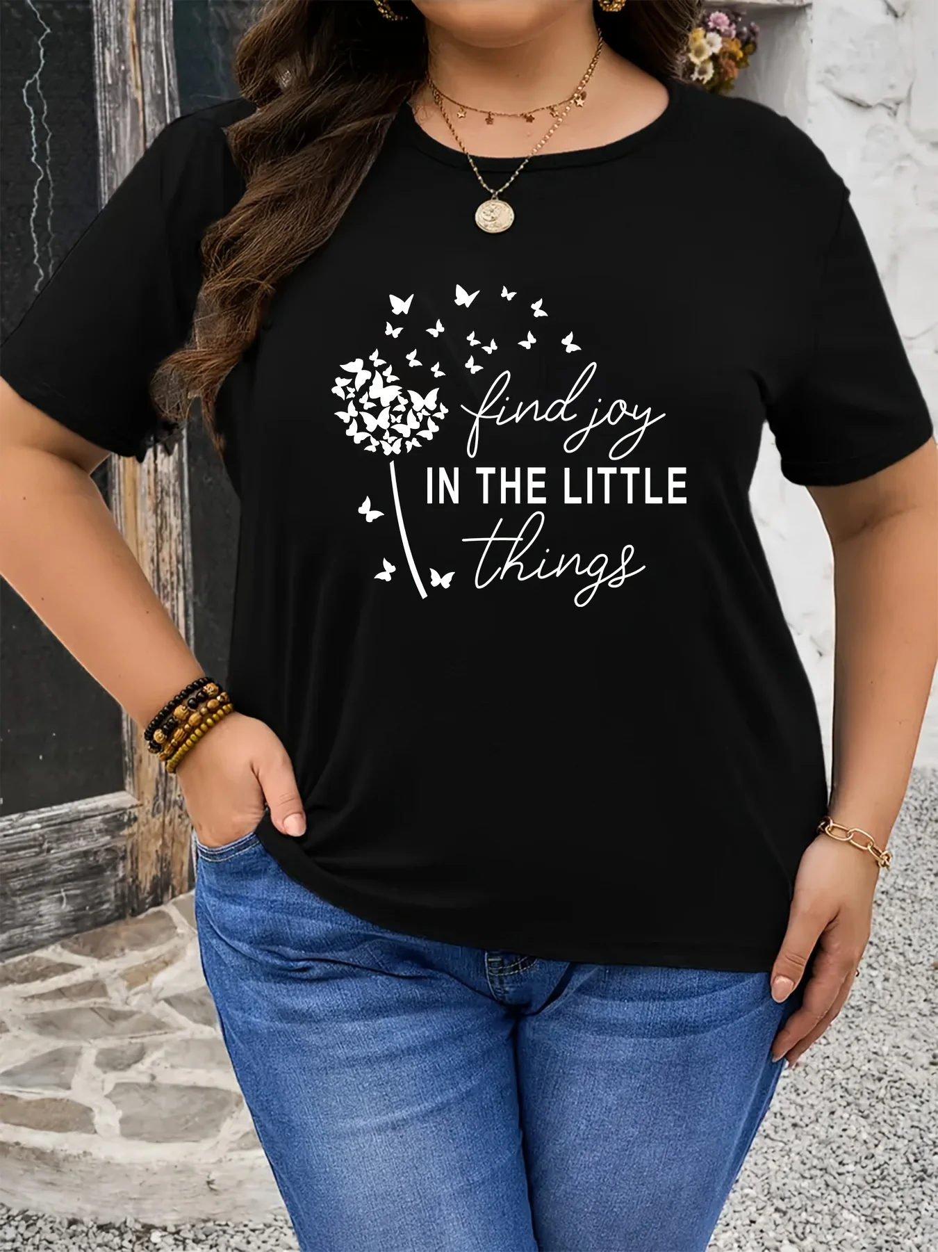 Lässiger, kurzärmliger Blumendruck mit Schmetterlings-Löwenzahn-Design. Finden Sie Joy in the Little Things-Zitat. Süßes T-Shirt mit entspannter Passform