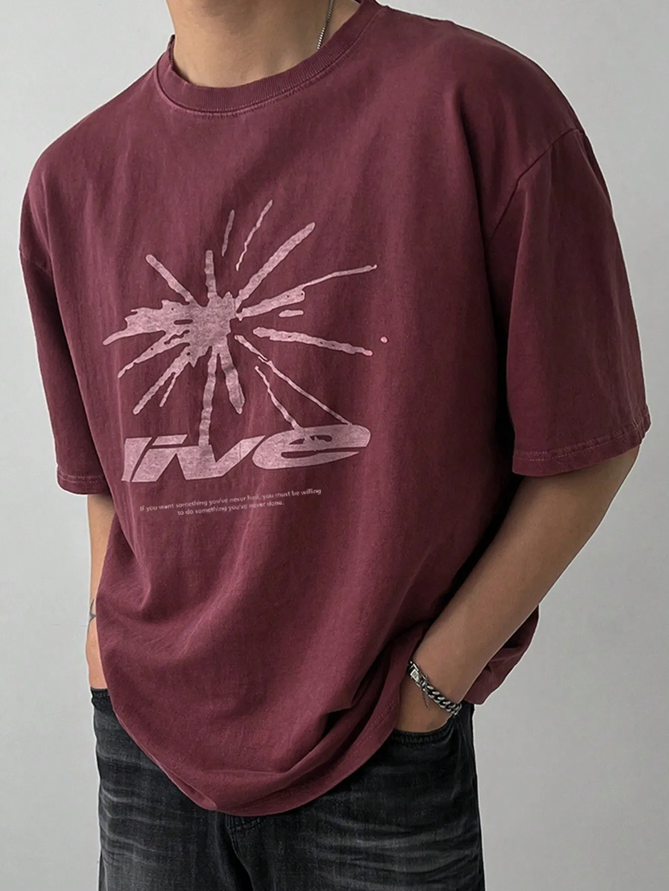 

Мужская футболка свободного кроя с графическим принтом, круглым вырезом и короткими рукавами, цвет бордо