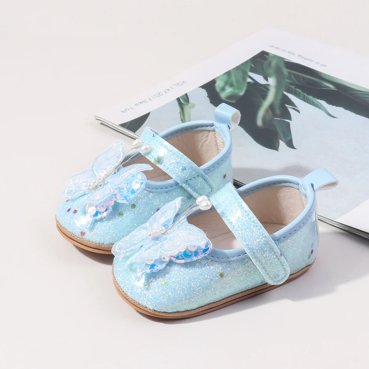 2025 حار بيع 0-18 متر طفل الفتيات الأولى المشي داخلي في الهواء الطلق حذاء طفل صغير مع تصميم جميل جودة عالية TPR وحيد