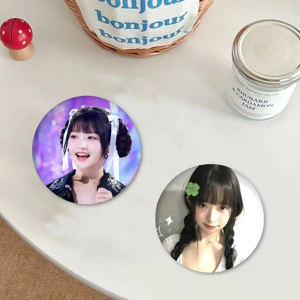 Cute Singer R-REIS Minimalist Exquisite Tinplate Brooches: Sleek Badge Lapel Pins For Bag Accessories, Practical Souvenir Gifts