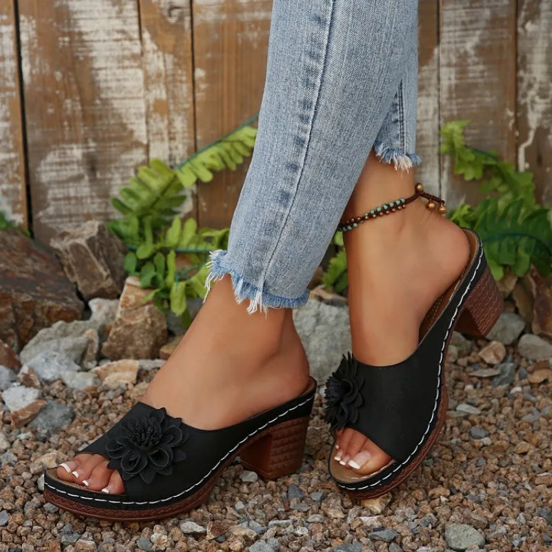 

Женские сандалии на танкетке с цветочным декором в стиле ретро, лето 2023, удобные сандалии на платформе с толстой подошвой, женская легкая нескользящая пляжная обувь