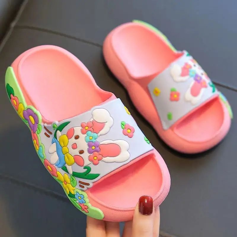 Zapatillas informales de dibujos animados de una palabra para niños, zapatilla de baño antideslizante de suela suave para niñas, novedad de verano 2024