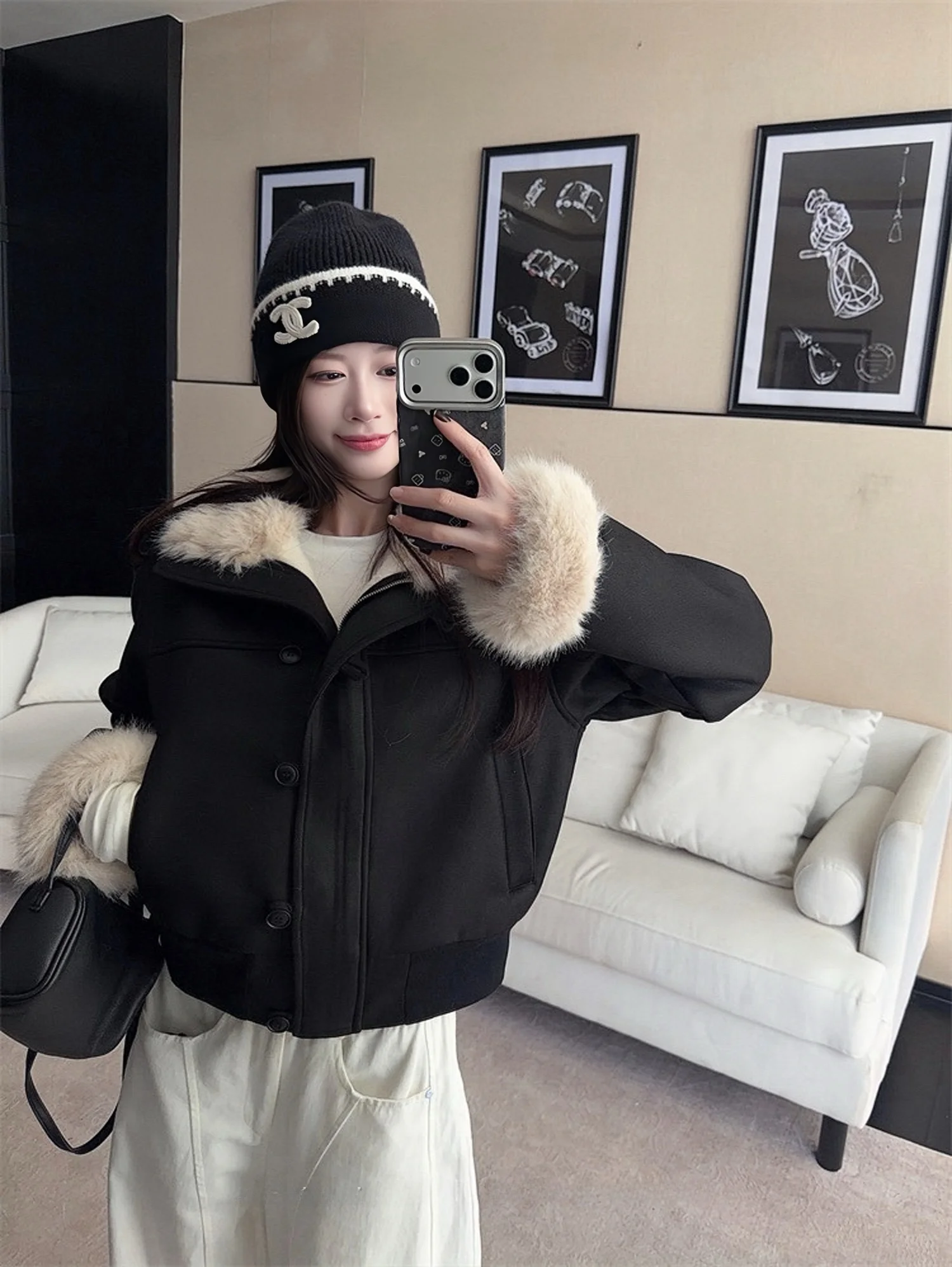 Jaqueta Feminina MOXI Design Outono Inverno Preta Slim Fit de Couro e Pele com Zíper e Design Integrado para Aquecimento