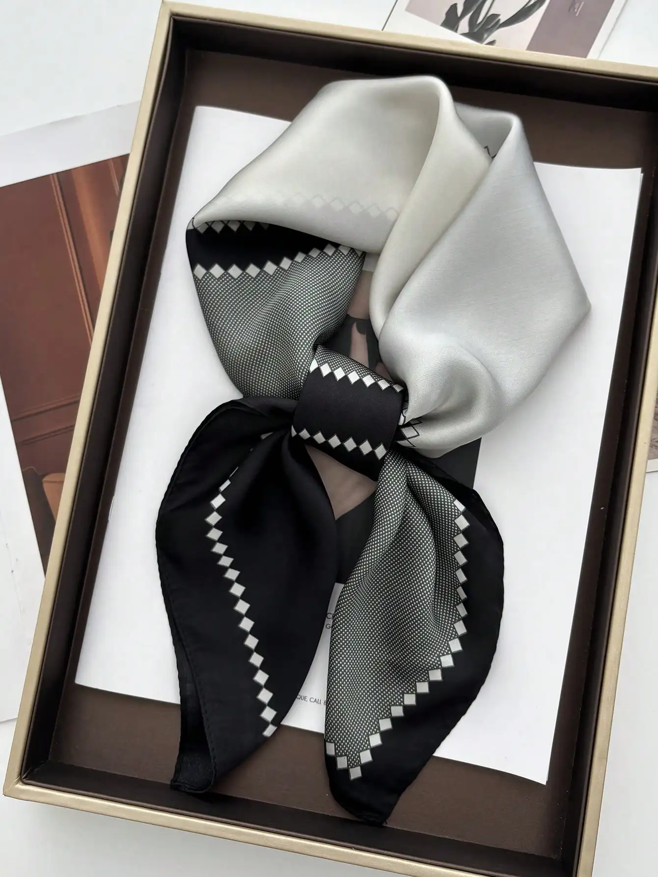 1 pañuelo con estampado de Paisley en blanco y negro para mujer, pañuelo cuadrado de satén de gran tamaño de 90 cm, tacto sedoso y suave, se puede usar como diadema o pañuelo para el cuello, adecuado para vestidos