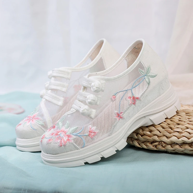 Sapatos de plataforma plana bordados flores para mulheres, conforto casual feminino, tênis de tecido denim, novo chinês, verão