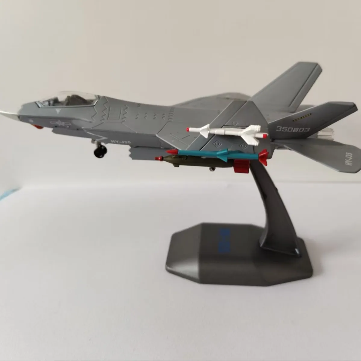 

Металлическая модель истребителя J-35 в масштабе 1/100, имитация самолета, используемого на борту авианосца, коллекционная игрушка, подарок