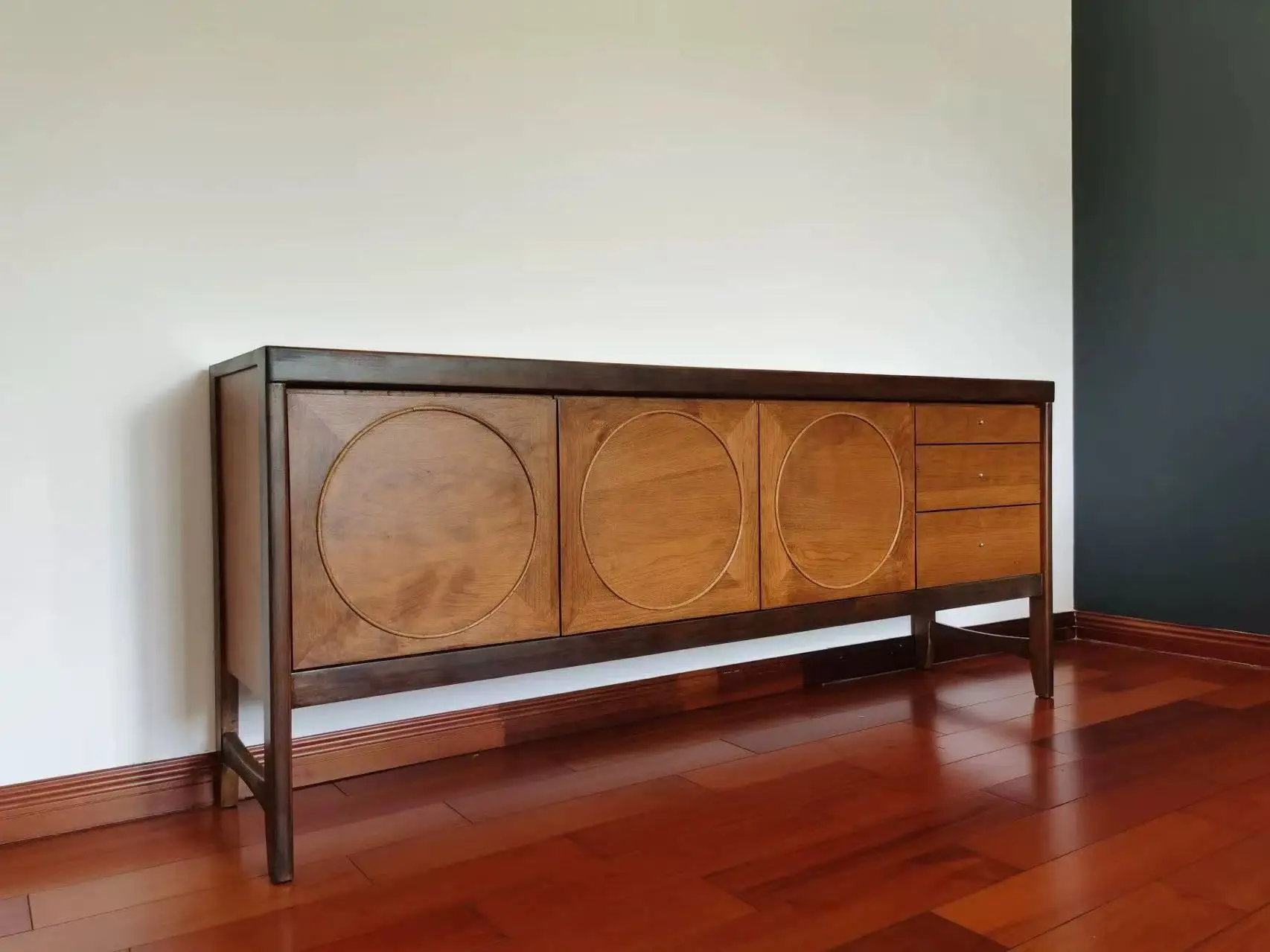 

Средневековый шкаф для телевизора из цельного дерева, маленькая квартира, напольный шкаф, мебель, обеденный боковой шкаф, ретро шкафчик