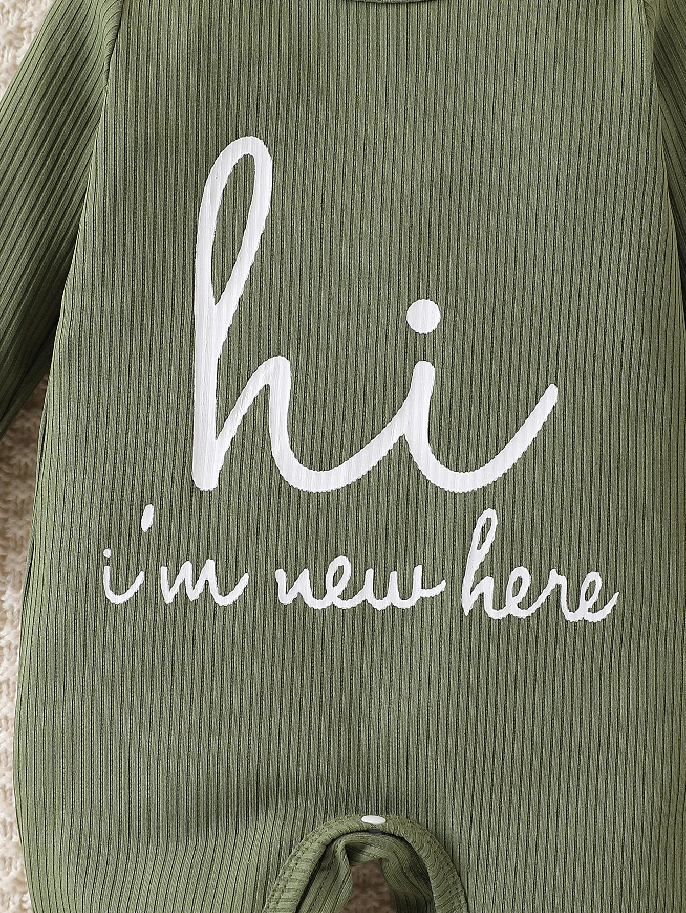 Modischer, süßer Overall mit Alphabet-Motiv, einfarbig, mit Rundhalsausschnitt und langen Ärmeln für Babys, Jungen, inklusive Mütze und Socken. – Detail 6