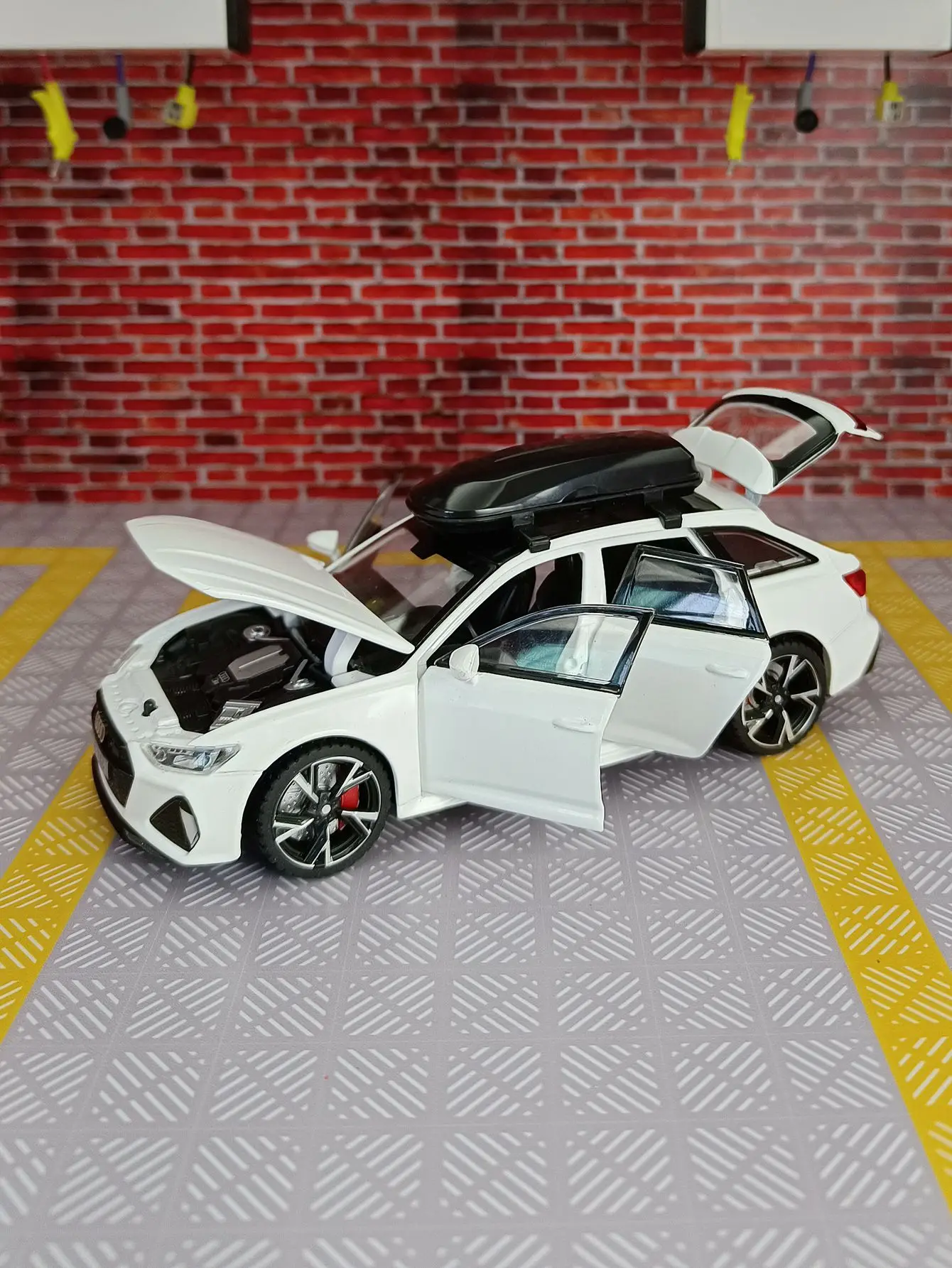 1:32 RS6 Wagon Alloy Car Modell vier Türen auf beiden Seiten, die geöffnet werden kann, und die Fronthaube und die Kofferraumtür kann ebenfalls geöffnet werden