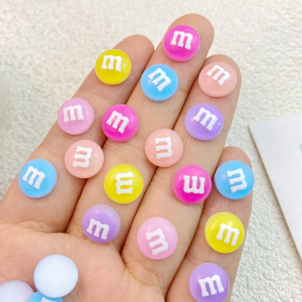 50Pcs 새로운 귀여운 미니 만화 원형 M-단어 시리즈 수지 플랫 백 장식 보석 매니큐어 Hairwear Accessorie 만들기