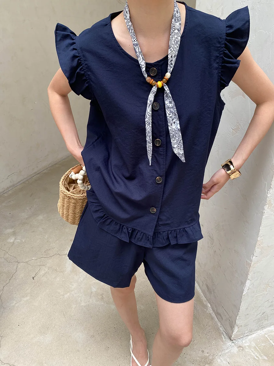 Sommerliches Damen-Set: Einfarbiges, ärmelloses Shirt mit Fungus-Edge-Details und kurzen Ärmeln sowie Shorts mit Kordelzug. – Detail 25