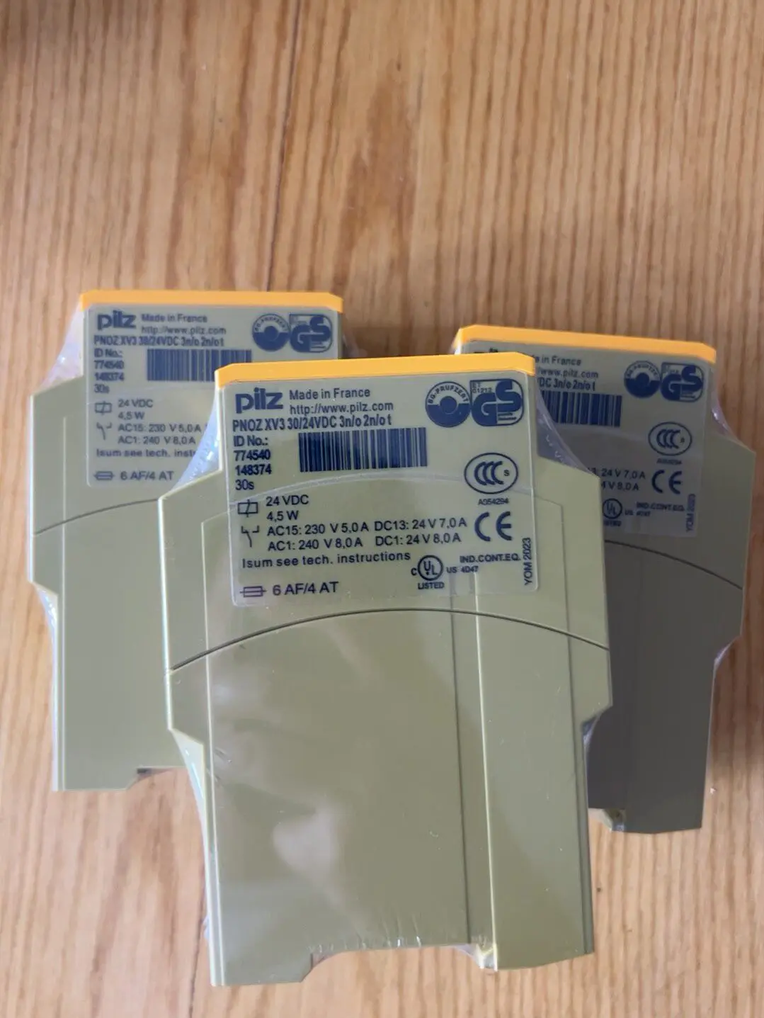 Pilz safety relay XV3 774540 in Stock