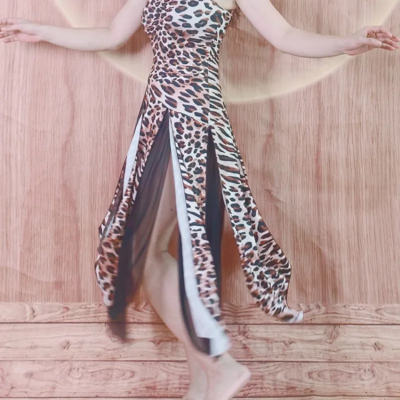 Maßgeschneiderte Swegal-Bauchtanzkostüme, orientalisches Tanzkleid, eleganter und dynamischer Trägerrock