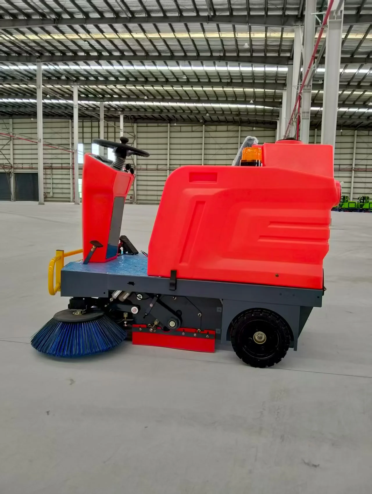 

A new type of electric riding street sweeper used for automatic floor cleaning,