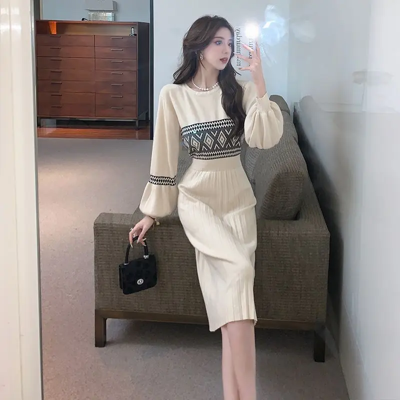 

Осенне-зимняя одежда 2025 года, новое маленькое ароматное трикотажное платье знаменитостей с темпераментом, тонкое и тонкое, среднее и длинное, до колена