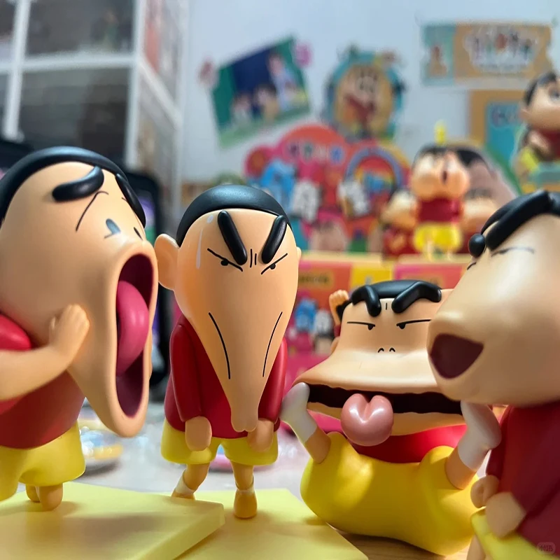 52TOYS Pastello Shin-chan Scatola cieca da collezione Figurina Ornamento alla moda Strana piccola tibia Giocattolo alla moda per i fan