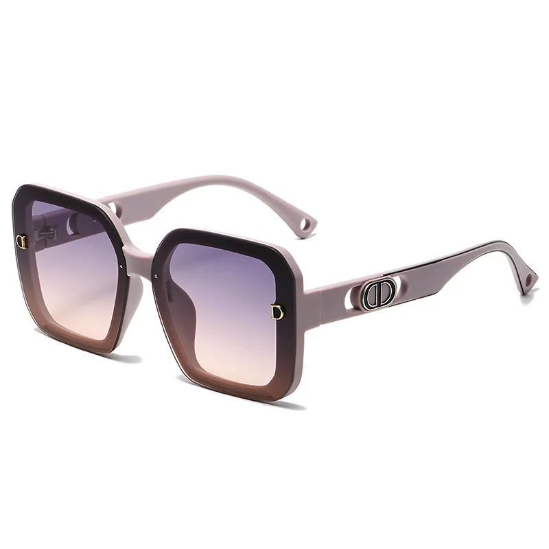نظارات شمسية فاخرة بإطار مربع 2025: نظارات UV400 كبيرة الحجم مع قلب من التيتانيوم للنساء العصريات في الشارع.