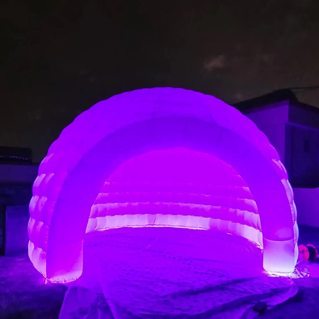 Buntes aufblasbares LED-Kuppelzelt zum Neupreis. Luxuriöses aufblasbares Iglu-Zelt, weißes Haus für Veranstaltungen im Freien