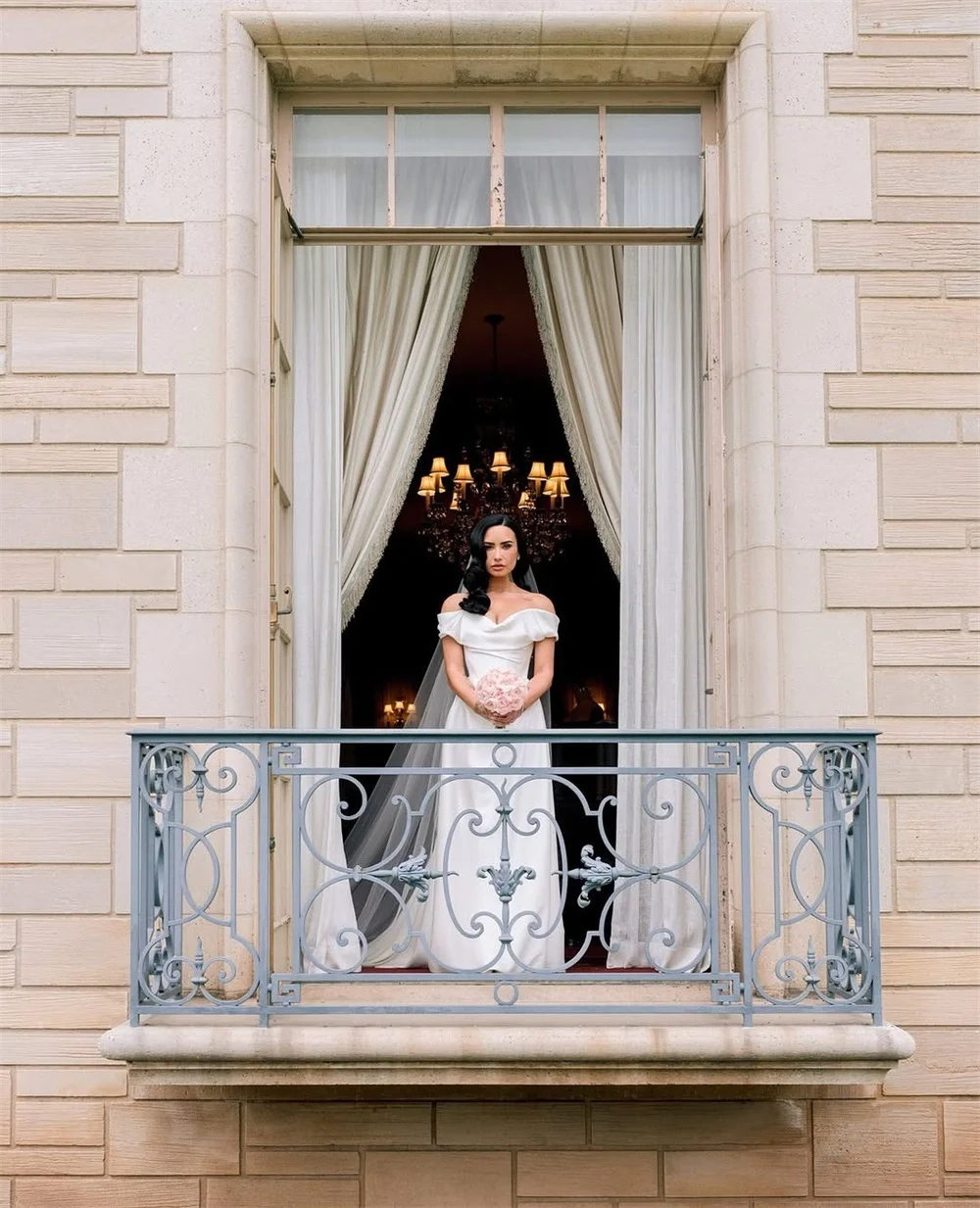 Vestidos de novia blancos personalizados con hombros descubiertos de Tokio, vestidos de novia elegantes de corte en A de manga corta, vestidos de boda de cola de corte 2025