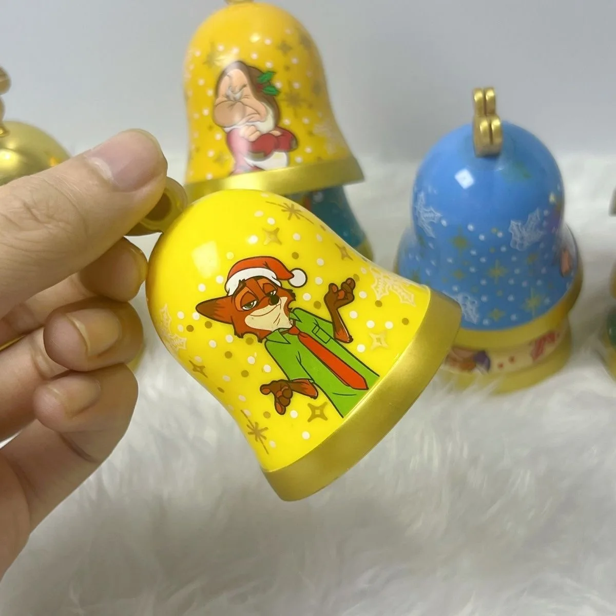 زخرفة جرس سلسلة عيد الميلاد من ديزني مع دمى شخصيات الحركة دونالد داك ميكي ماوس إلسا ويني ذا بوه هدايا قابلة للجمع