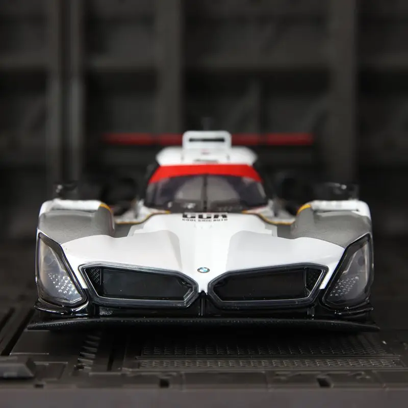 CCA 1:24 BMW M Hybrid V8 Model samochodu ze stopu metalu z dźwiękiem i światłem, odpowiedni do kolekcjonowania i może być prezentem dla przyjaciół.