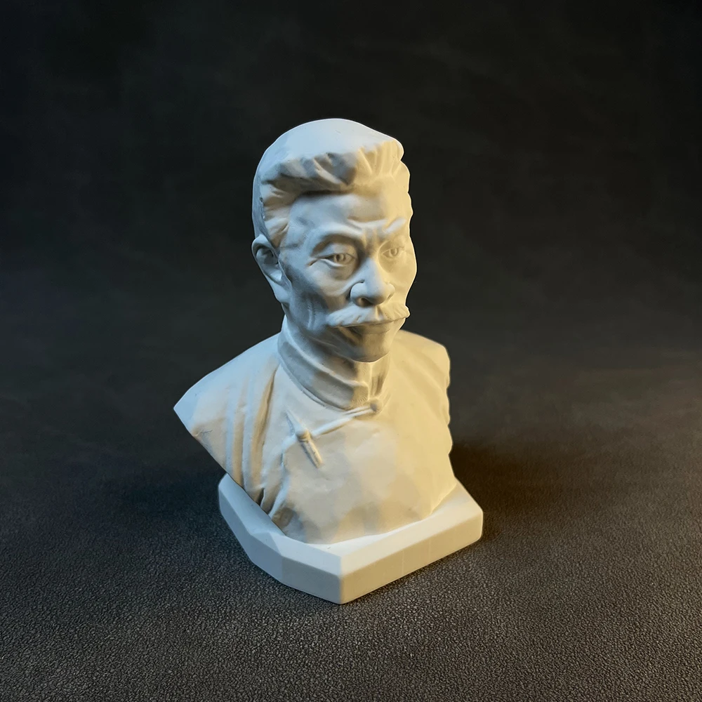 Plaster statue of Lu Xun (Zhou Shuren), a famous Chinese writer and thinker, for desktop bookshelf decoration.