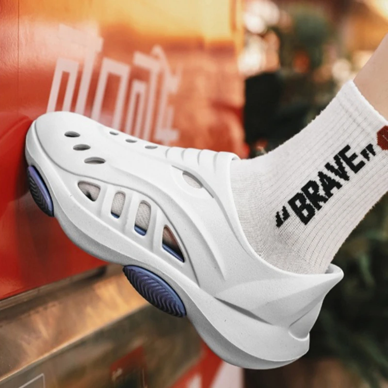 Summer Men Sandals New Home Garden Shoes Comfortable and Lightweight Men Slippers Non Slip Soft Bottom beach outdoor Sandals