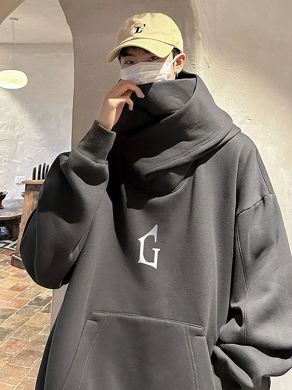 

Мужская толстовка большого размера на осень-зиму: модный бренд, плотный материал, свободный крой, высокий воротник, водонепроницаемая, не мнется