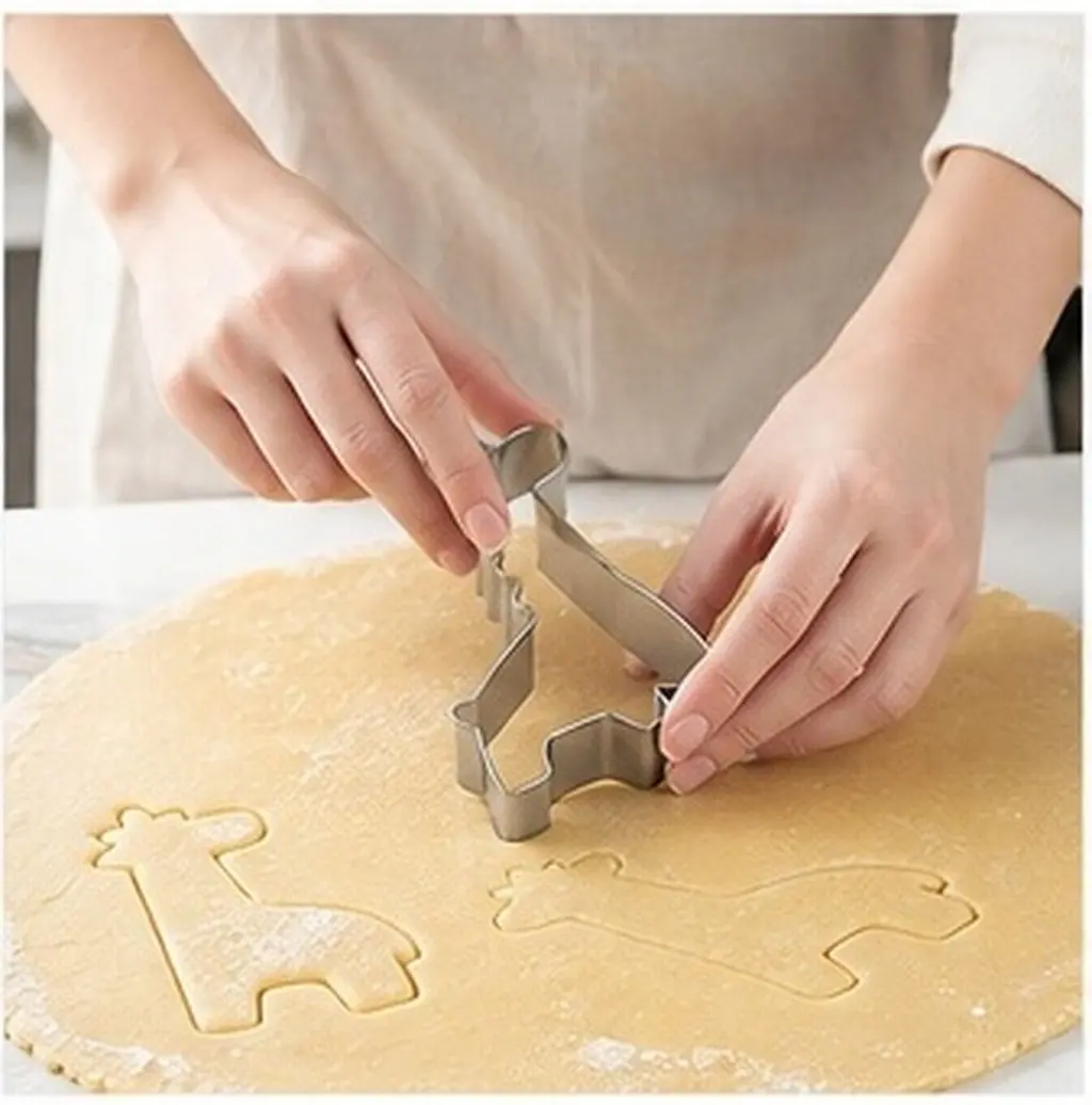 4Pcs Giraffe Shaped Cookie Cutters Premium Stainless Steel Molds Safe Non Stick for Baking Cookies Chocolates Candies Ice Cubes