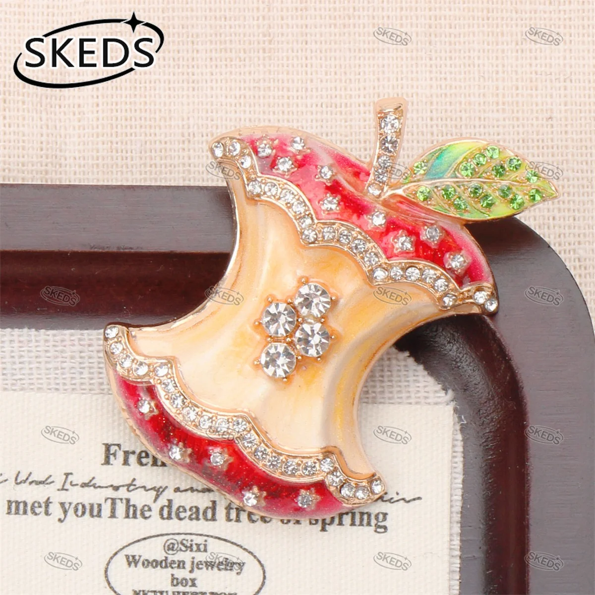 SKEDS Retro Apple Stump Brooch Crystal Inlaid Enamel Fruit Pin Brooch Badge for Coat Dress Scarf Accessories Fruit Series