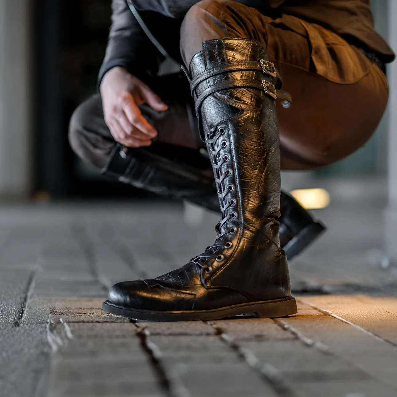 Mittelalterliche Piraten- und Ritterstiefel, kniehoch, mit Schnürung, Schnalle und seitlichem Reißverschluss, aus PU-Leder, für Motorradfahren, Cosplay und Kostümierung. – Detail 8