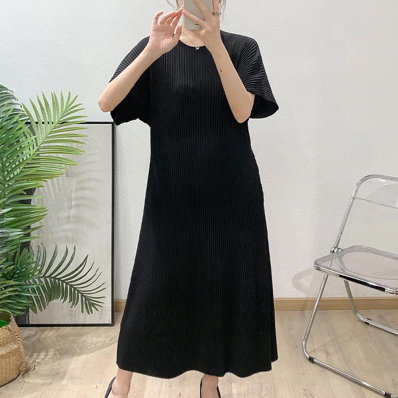 Pleated Short Sleeved Women's Dress Loose Casual Round Collar Mid Length 2026 New Summer Fashion