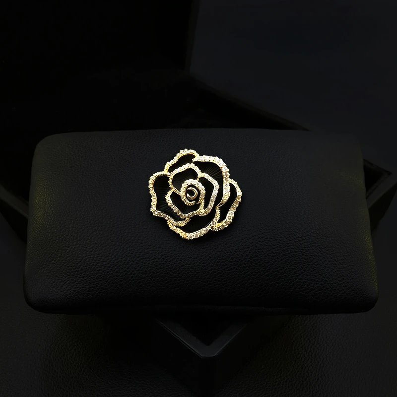 

1888 Exquisite High-End Black Camellia Flower Brooch Retro Fashion Corsage Suit Coat Neckline Pins for Women Accessories Jewelry