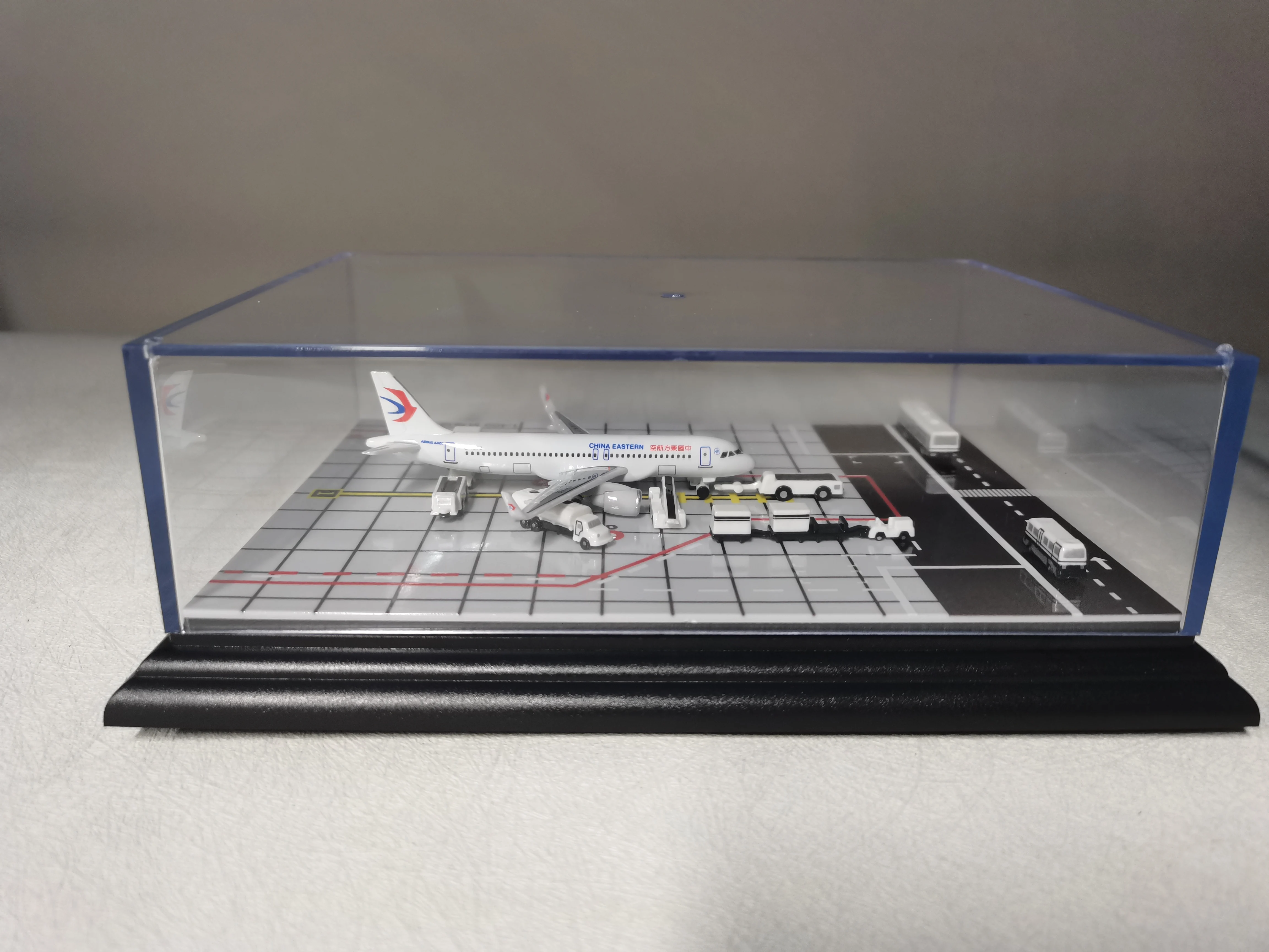1/400 مقياس الطائرات ABS المشهد نموذج الصين الخطوط الجوية الشرقية مطار طائرة الديكور نموذج بلاستيكي لعبة تعليمية للأطفال