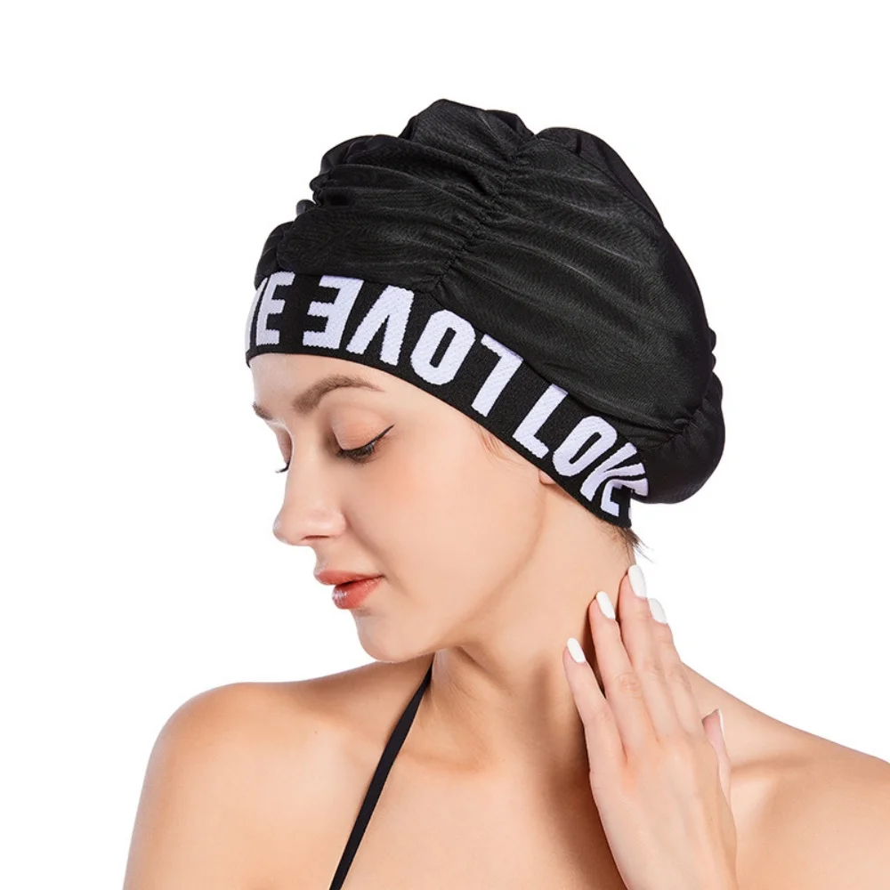 Touca de natação feminina plissada com estampa de amor, macia e confortável, cabelo longo e proteção de ouvido para adultos, antiderrapante e extra grande