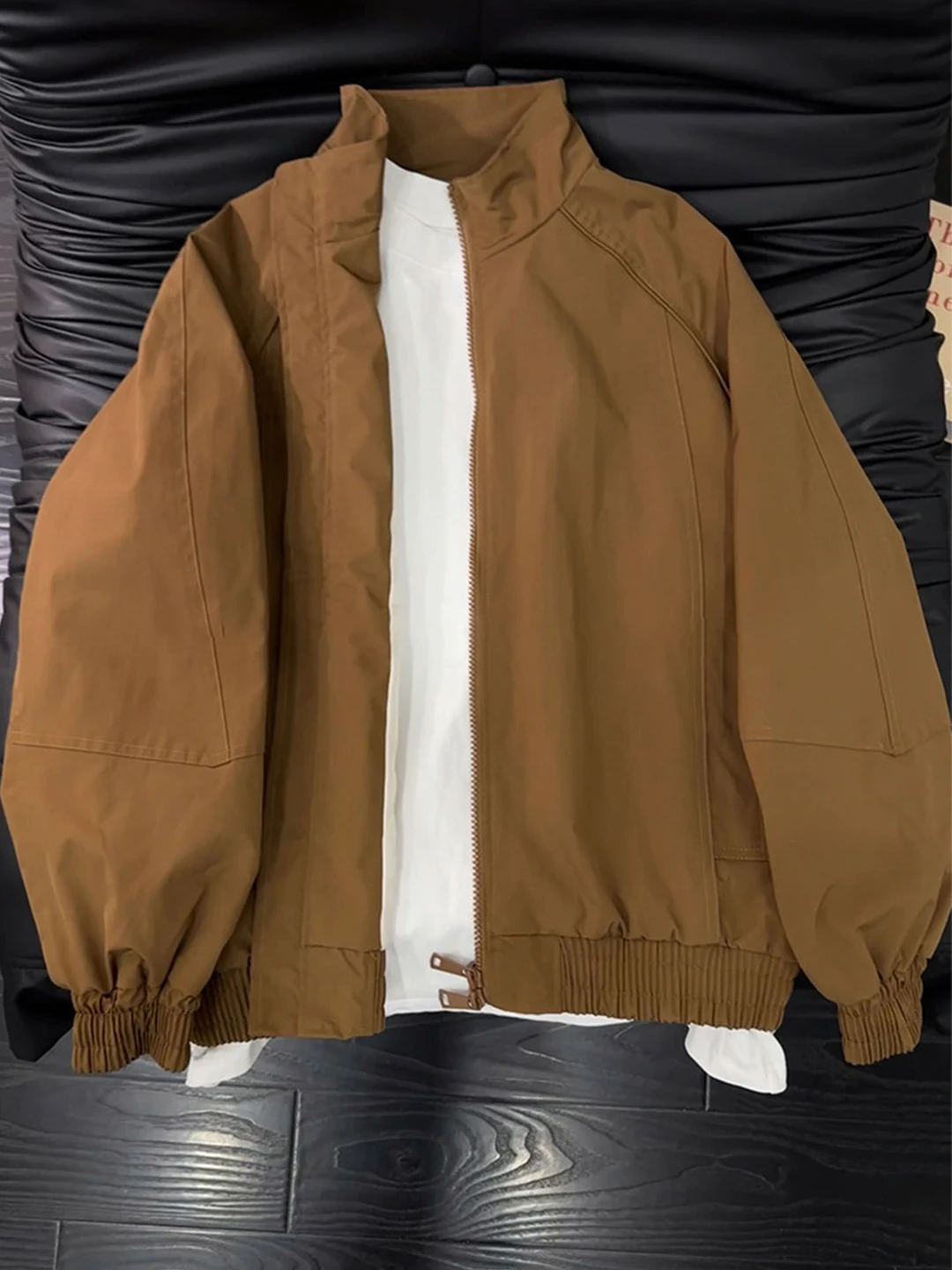 

Мужская куртка-бомбер в стиле ретро, коричневая, с воротником-стойкой, для работы, весенняя, с эффектом высококачественного материала, с защитой от потертостей