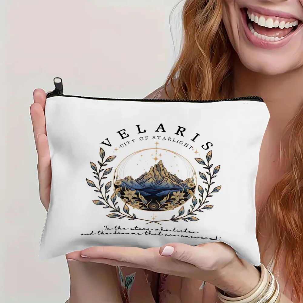 

1pc Velaris Pattern Cosmetic Bag, Lightweight Zippered Makeup Pouch, Versatile Travel Toiletry Organizer, Casual Style Bag