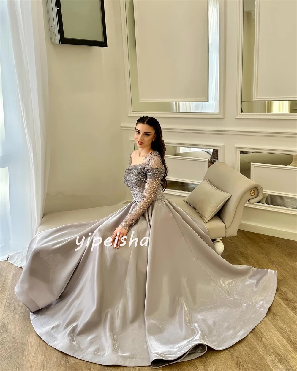 Gaun panjang Prom, gaun acara Bespoke leher persegi bentuk A Satin berpayet lipit