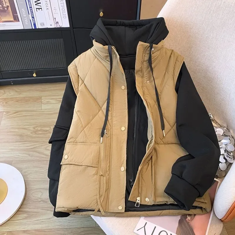 เสื้อโค้ทแฟชั่นฤดูหนาวปี 2025 แบบต่อผ้าหนา อุ่นสบาย สไตล์ยุโรป มีฮู้ด ดีไซน์สองชิ้นในตัวเดียว ผ้าฝ้าย สำหรับผู้หญิง