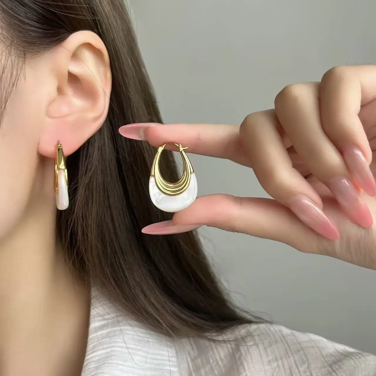 Natural butterfly shell water drop ear buckle French retro gold and silver contrasting color shell earrings light luxury commute